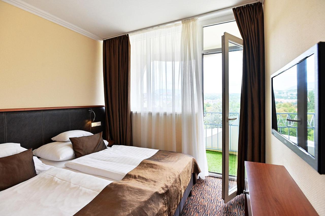 Hotel Eger & Park Bagian luar foto