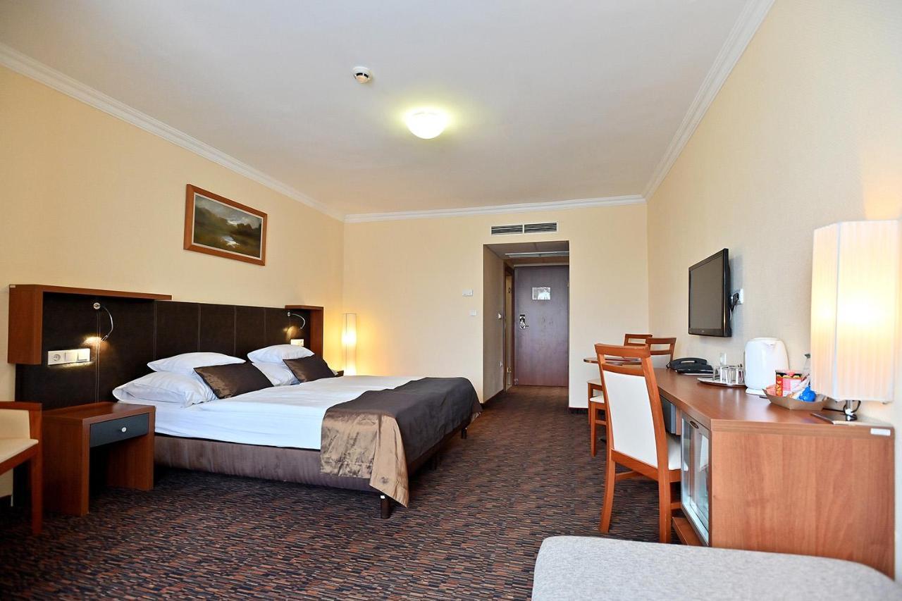 Hotel Eger & Park Bagian luar foto